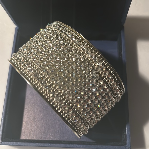 Gorgeous Authentic Signed Swarovski Diamond Cuff Size M. In box. Dazzling Cuff! - Picture 5 of 14